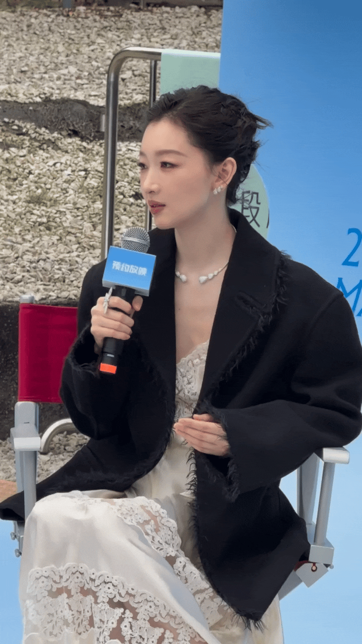 周冬雨现在是越来越精致了，感觉她美的有点高级感了！