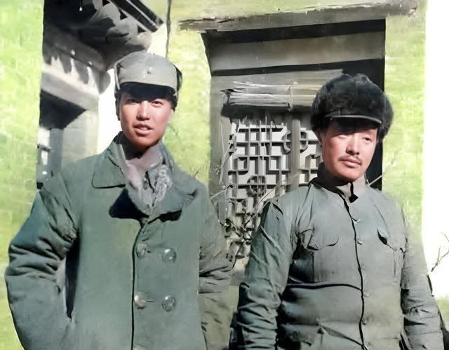 此二人，一位是八路军120师师长贺龙，一位是副师长萧克。令人不解的是，除了萧克外
