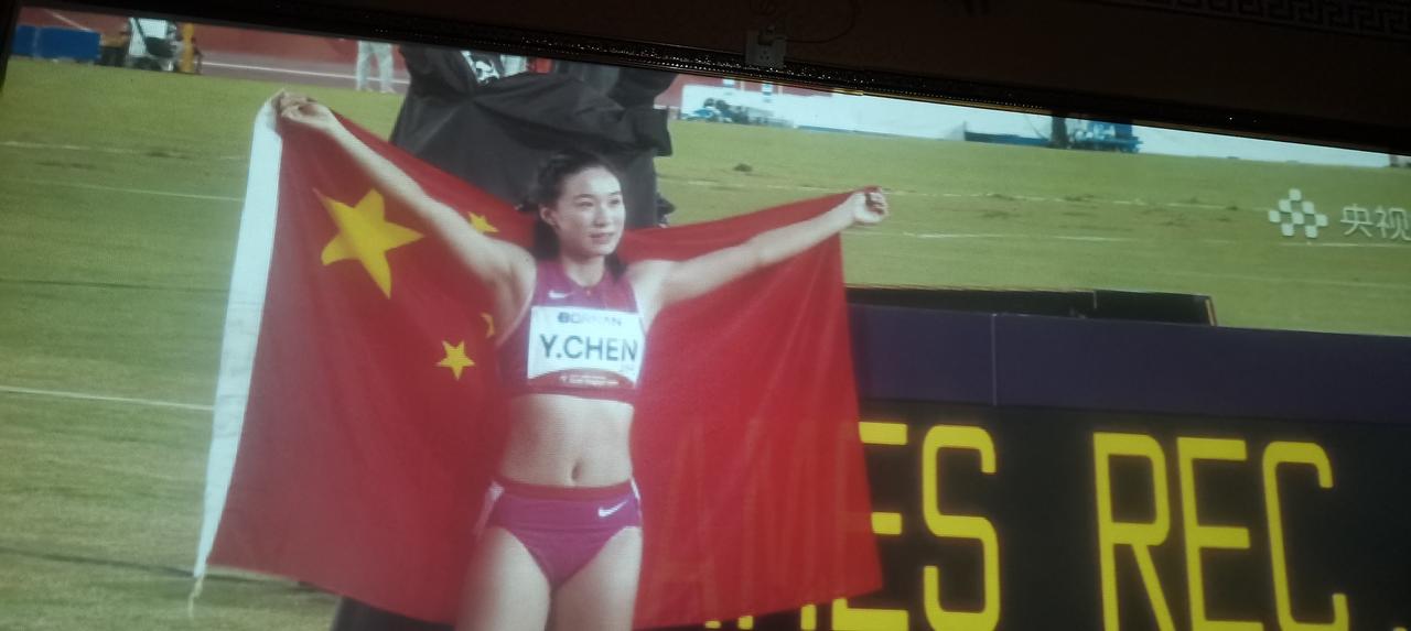 看个亚运会，竟然发现了美女，而且是中国队的。无聊之中，看央视频直播的日本亚运会