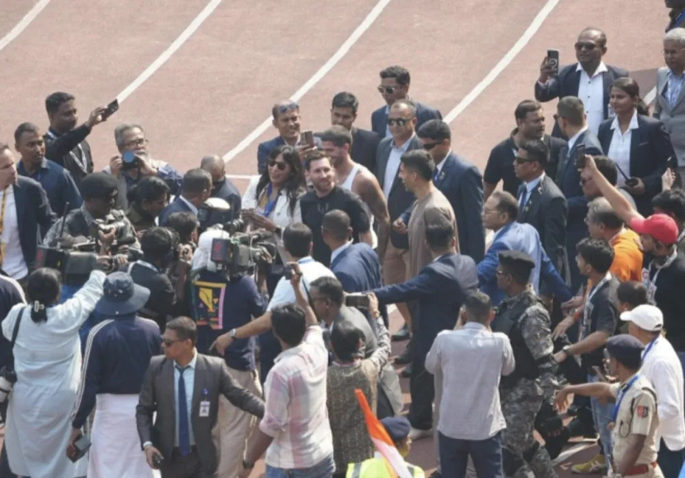 梅西印度行闹剧收场【印度球迷暴怒！不满梅西只待10分钟+被团团围住千人冲下看台