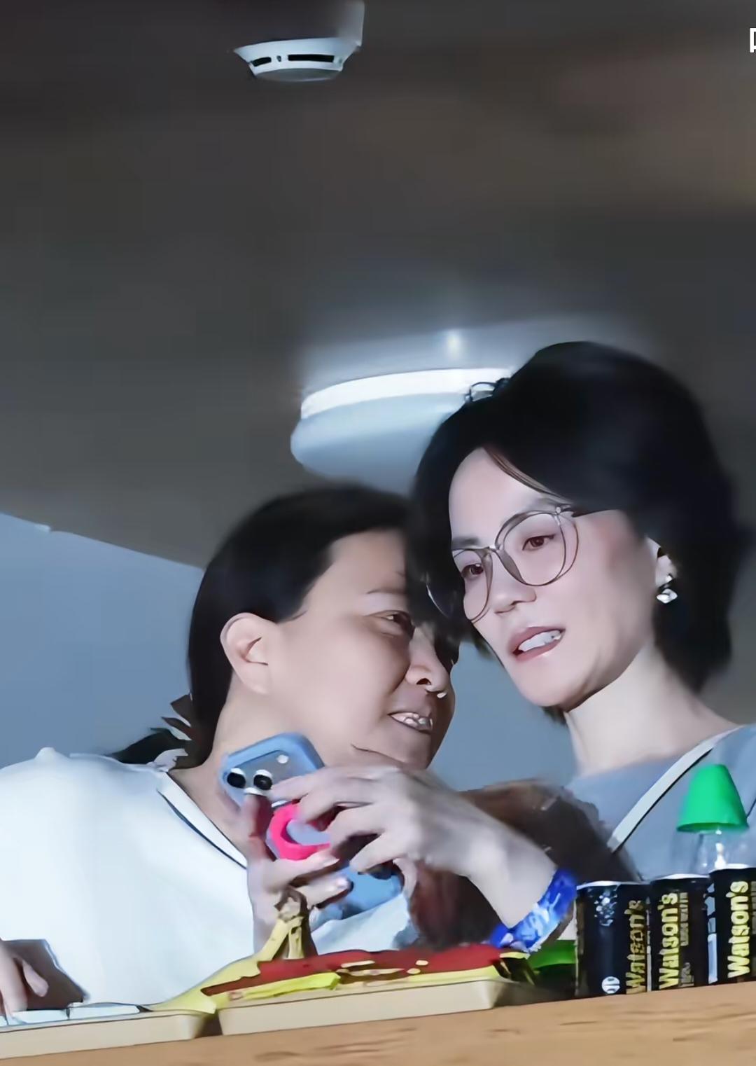 快六十岁的人了，竟有如此好的状态！看来这几年日子过得确实挺舒心的！只是短发确