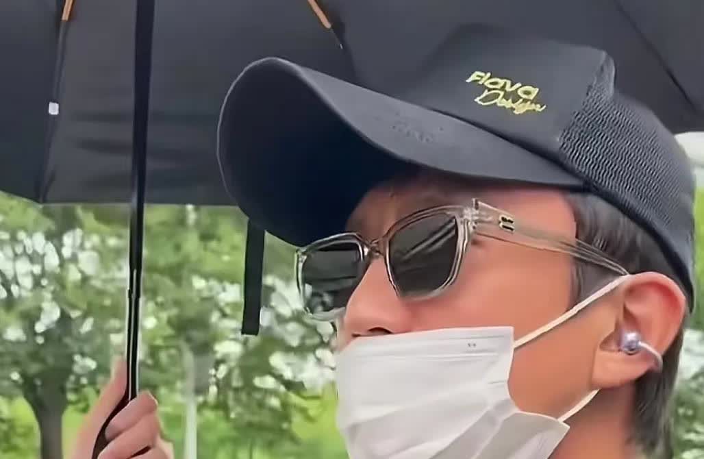 演员邓超表示，自己开演唱会的想法也在酝酿了。如今岳云鹏都开演唱了，邓超开演唱会也