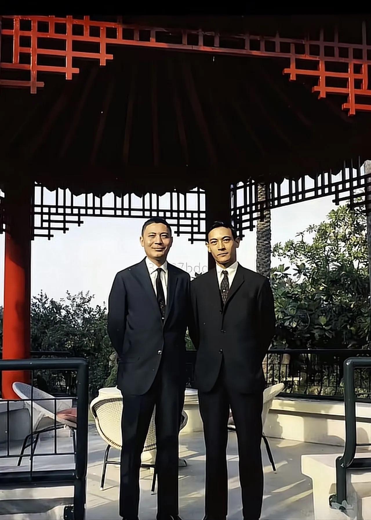 60年代末，蒋孝文与蒋孝勇在台北凉亭间的一张合影，兄弟二人皆是西装革履，中俄混血