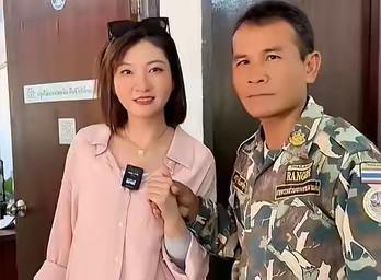 王暖暖时隔多年又去泰国看望救命恩人一见面她就给了恩人一个拥抱，可恩人有点腼