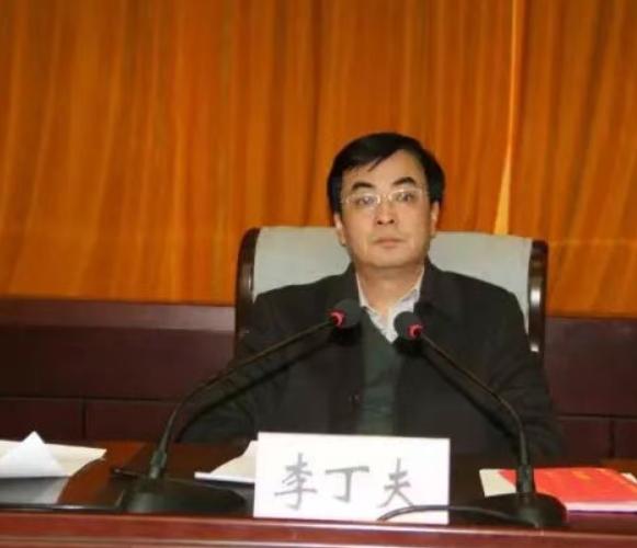 很奇怪，网上关于李丁夫的履历介绍很少，只能查到他是2011年到2017年担任沁源