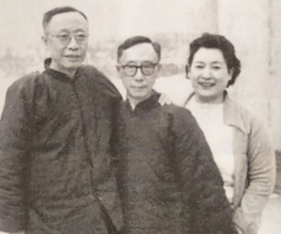 1926年，22岁<em>唐怡莹</em>背着丈夫溥杰，与张学良在家中翻云覆雨。而溥杰明知真相，却