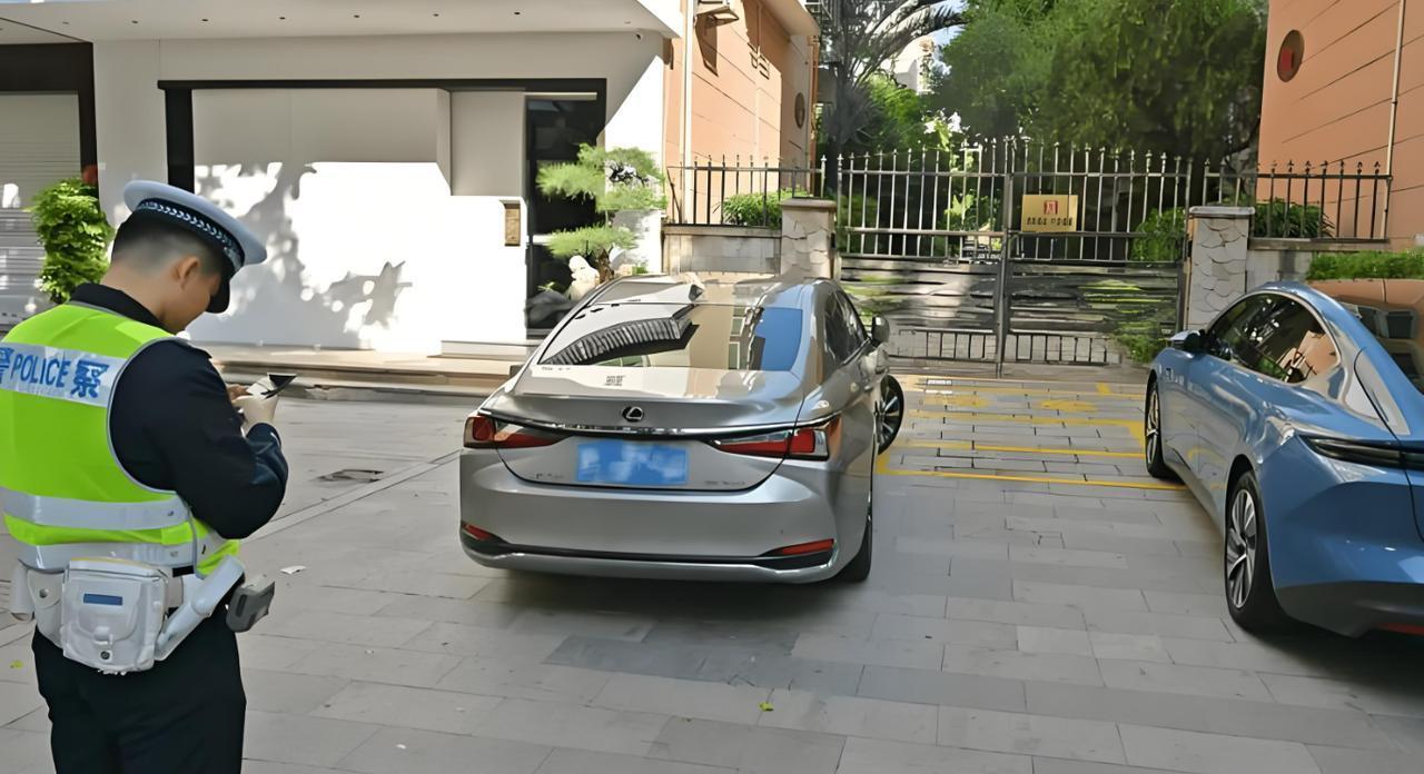 过年开车串门，这4个“招人嫌”的操作千万别犯！第3个老司机也中招春节走亲访友