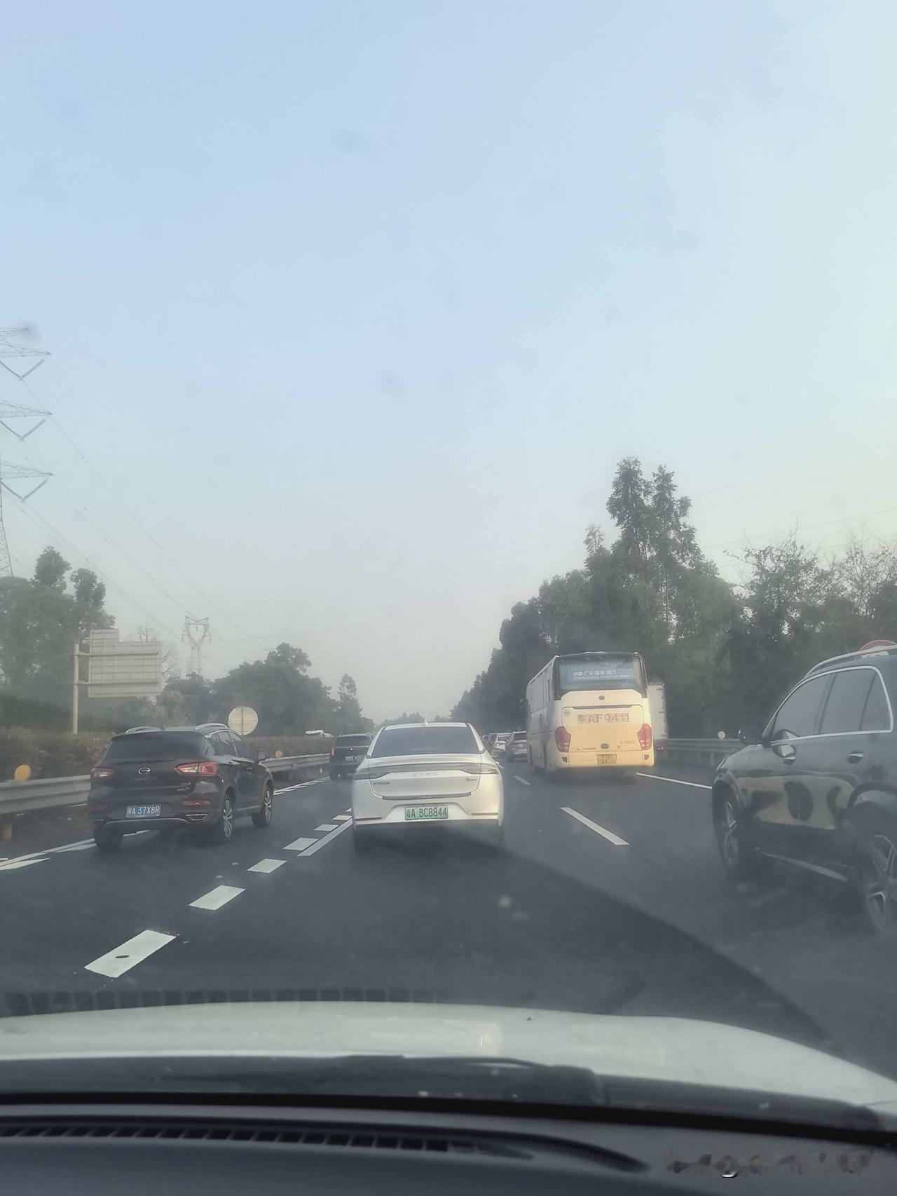 好吓人，刚刚广州高速一辆大货车，翻车了！刚刚路过广澳高速官洲附近，又开始大塞