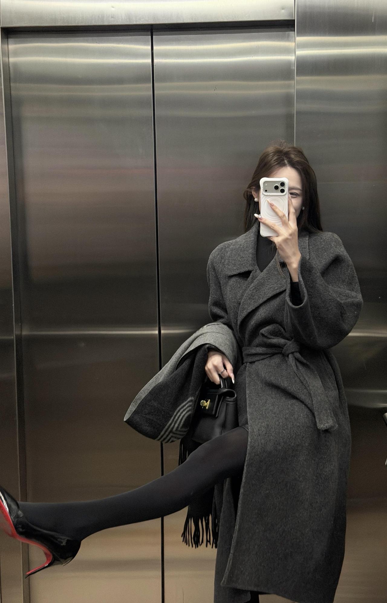 今日穿搭(OOTD)今日穿搭推荐：职场御姐风，兼顾了保暖与精致感：•外