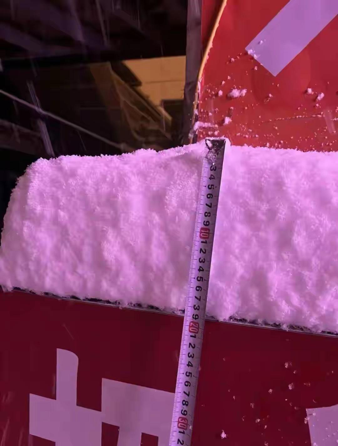 威海人懵了！“倾盆大瓢雪”说来就来，下得人睁不开眼，车在雪里“游泳”威海人今