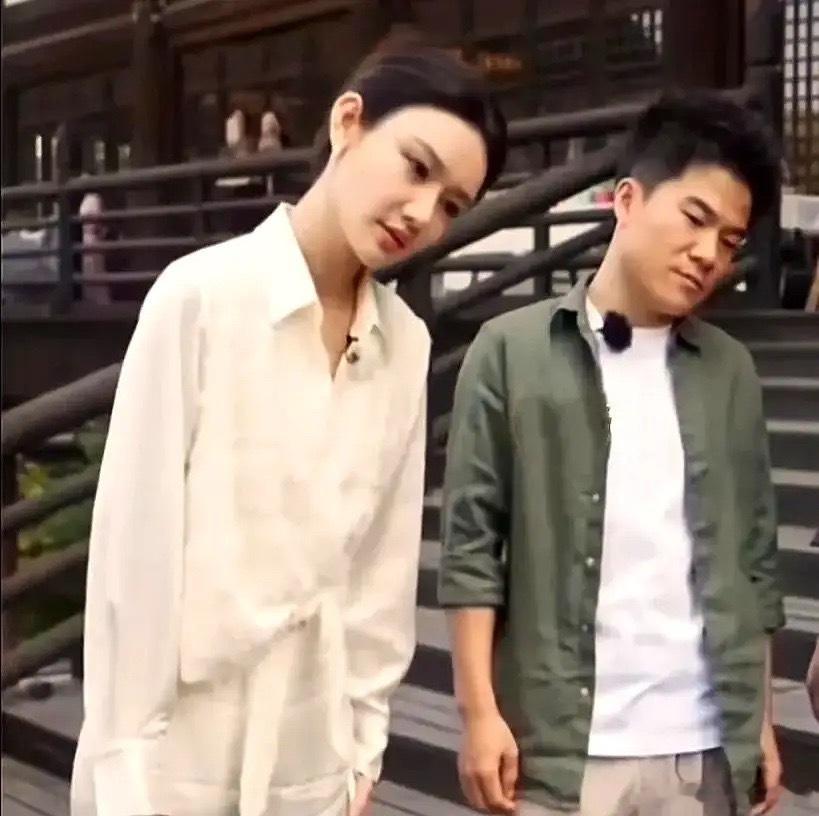 女大三，抱金砖。我觉得大董宇辉三岁的央视美女主持人龙洋，可以抱好自个的金砖之外，