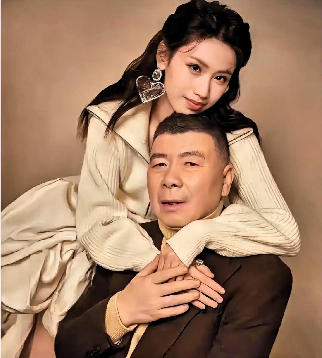 朵朵跟冯小刚拍照那个肢体动作，让我想起老家邻居看继女的眼神。照片里朵朵下巴微