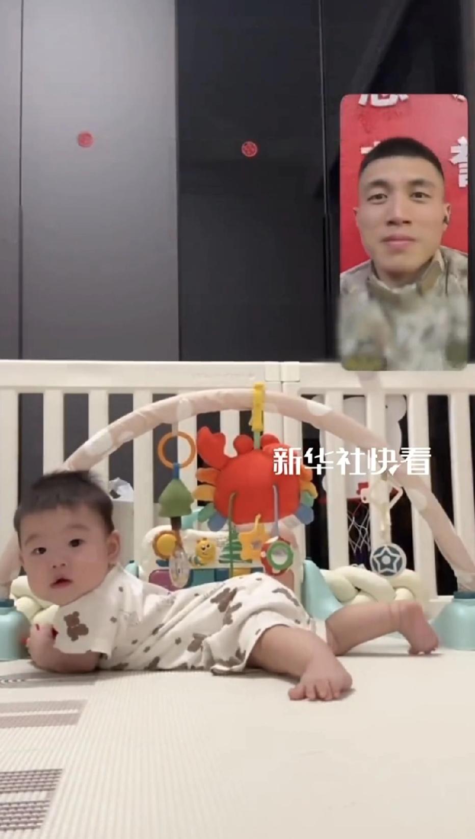 吉林松原，7个月大的宝宝，正趴在垫子上玩玩具，小脸圆嘟嘟的，小手里抓着积木玩的不