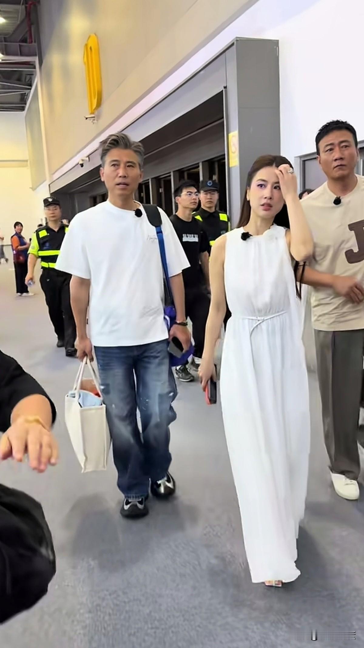 李乃文，胡军，中国娱乐圈的老面孔了。中间白裙子的美女不是很熟，咖位应该不低