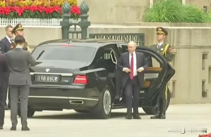 在普京下车的那一刻，我看到了咱们解放军高大威武的一面，你看这身高，绝对有1米9+