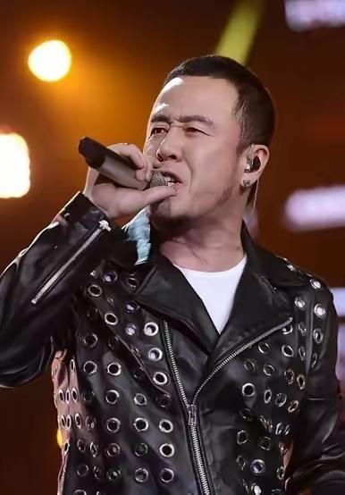1996年，白雪宣布和杨坤分手，临别前，她扯下脖子上的项链递给杨坤，说道：“留个