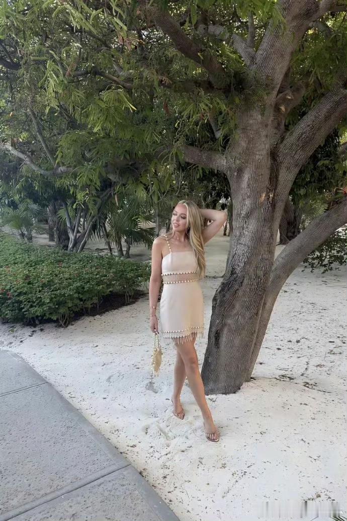 特朗普的小女儿，在印度旅游自拍，这得带多少保镖啊