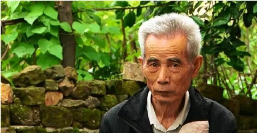 汪康夫是个小学老师，1966年被人举报强奸了班上好几个女学生。他坐了十年牢，出来