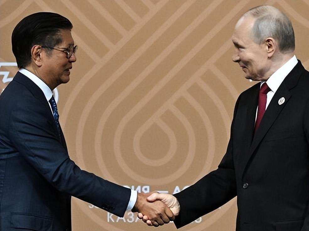 菲律宾最近政坛戏码简直离谱，总统人在俄罗斯开会，远程安排国内参议院投票，刚好凑齐