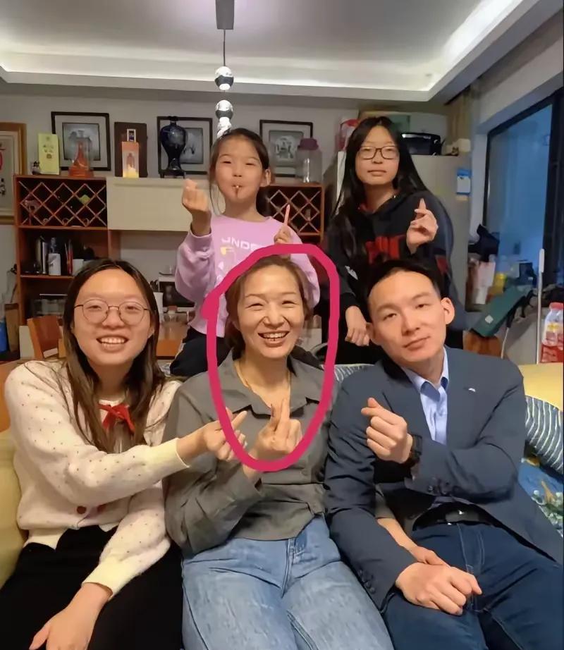 老谢消停了，亲妈又接上了，就像轮番式轰炸，还让不让浩楠好好上学了？浩楠妈妈，吃