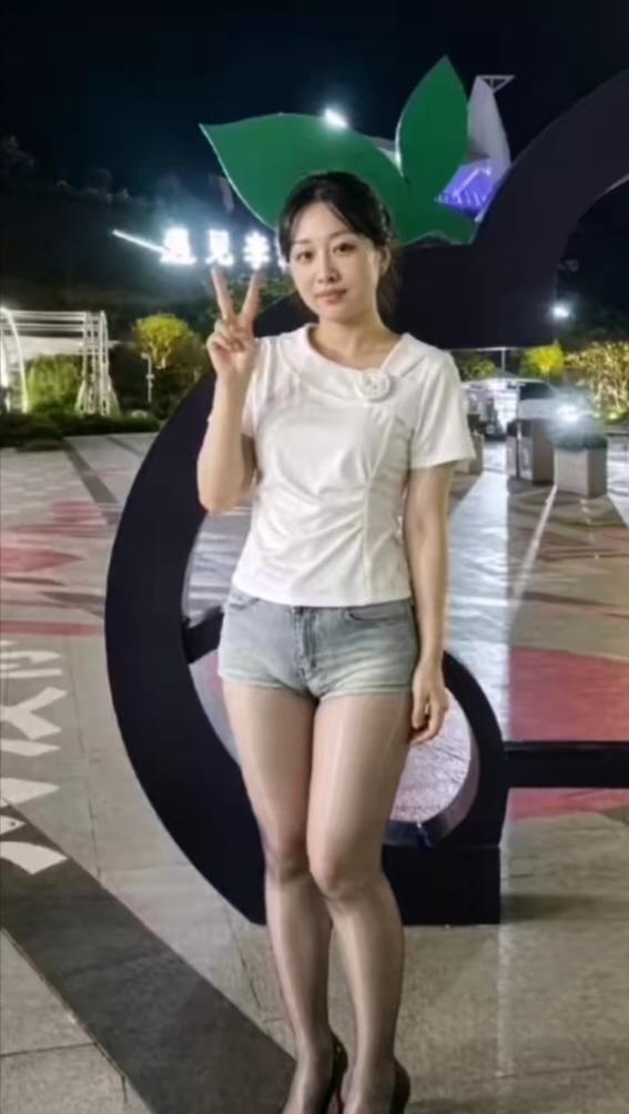 女孩在市民公园游玩。