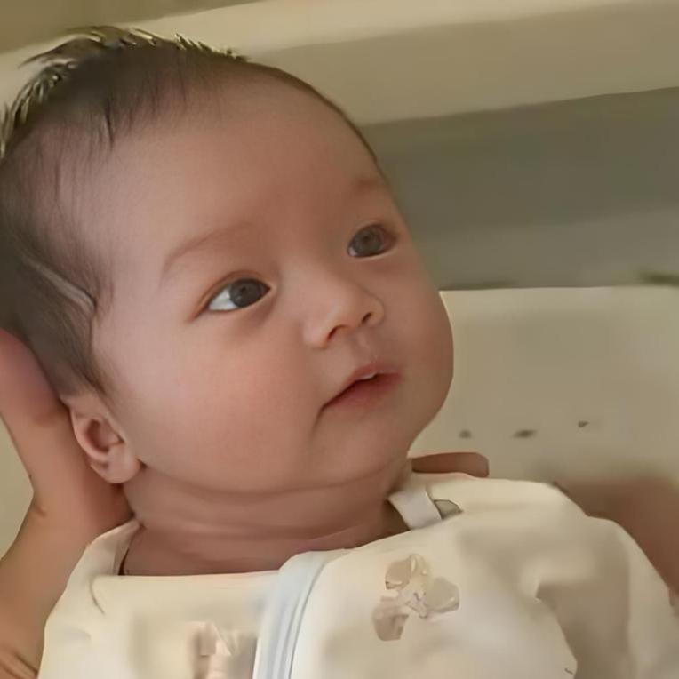 满月宝宝汪宝儿，真的是来报恩的吗汪小菲儿子满月照一曝光，瞬间萌翻全网，他直