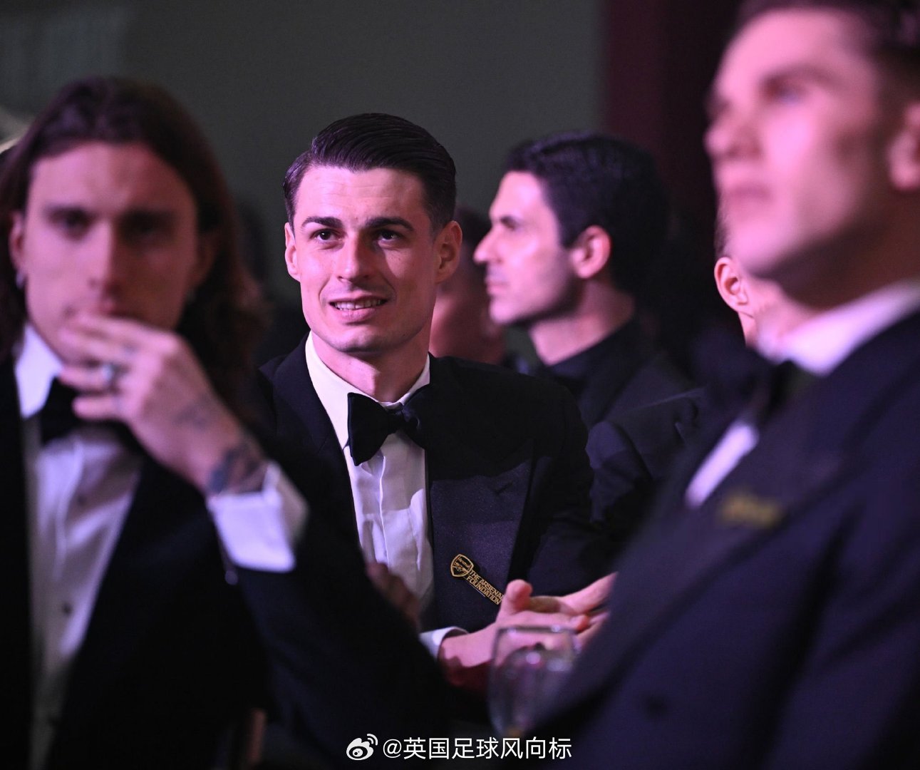 【天团】不是AI图，是阿森纳慈善基金会的现场活动图。阿森纳vs切尔西