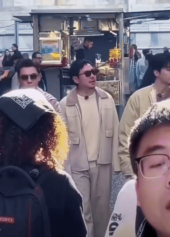 瞧瞧陈伟霆在米兰街头的两步走，这哪是来录综艺的，分明是来收购商铺的，霸总气质十足