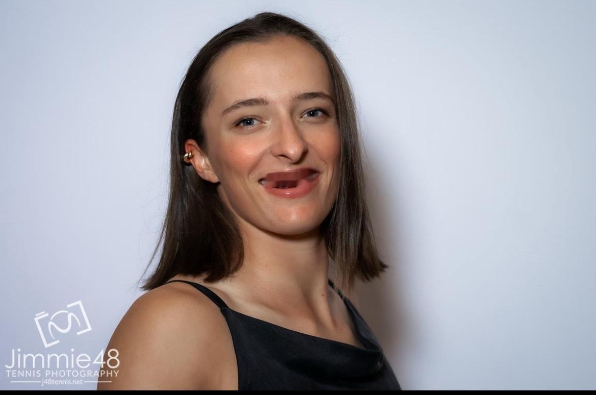 郑钦文黑裙亮相晚宴体育大赏网球talking大会多哈赛球员晚宴，看看谁来了？