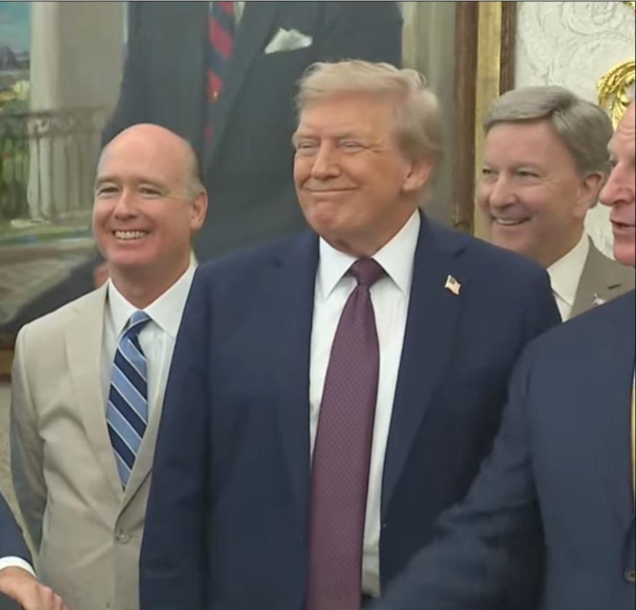 Trump这个老头儿实在是逗。今天出来除了辟谣自己没死之外，还边看我们的大阅兵
