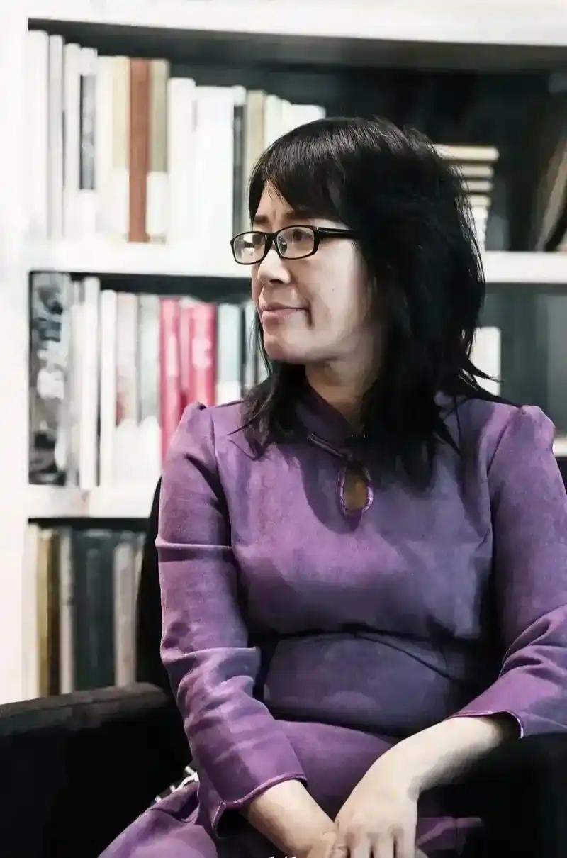 她是诗坛“女流氓”，写夫妻生活荣登央视，暴富后花15万“休夫”文|