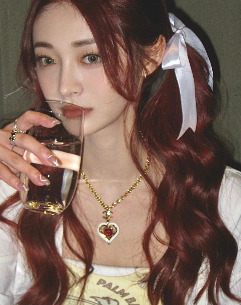 周洁琼酒红色双马尾造型与玲娜贝儿合影俏皮可爱，白衬衣搭配牛仔裤清新活泼，配上混血