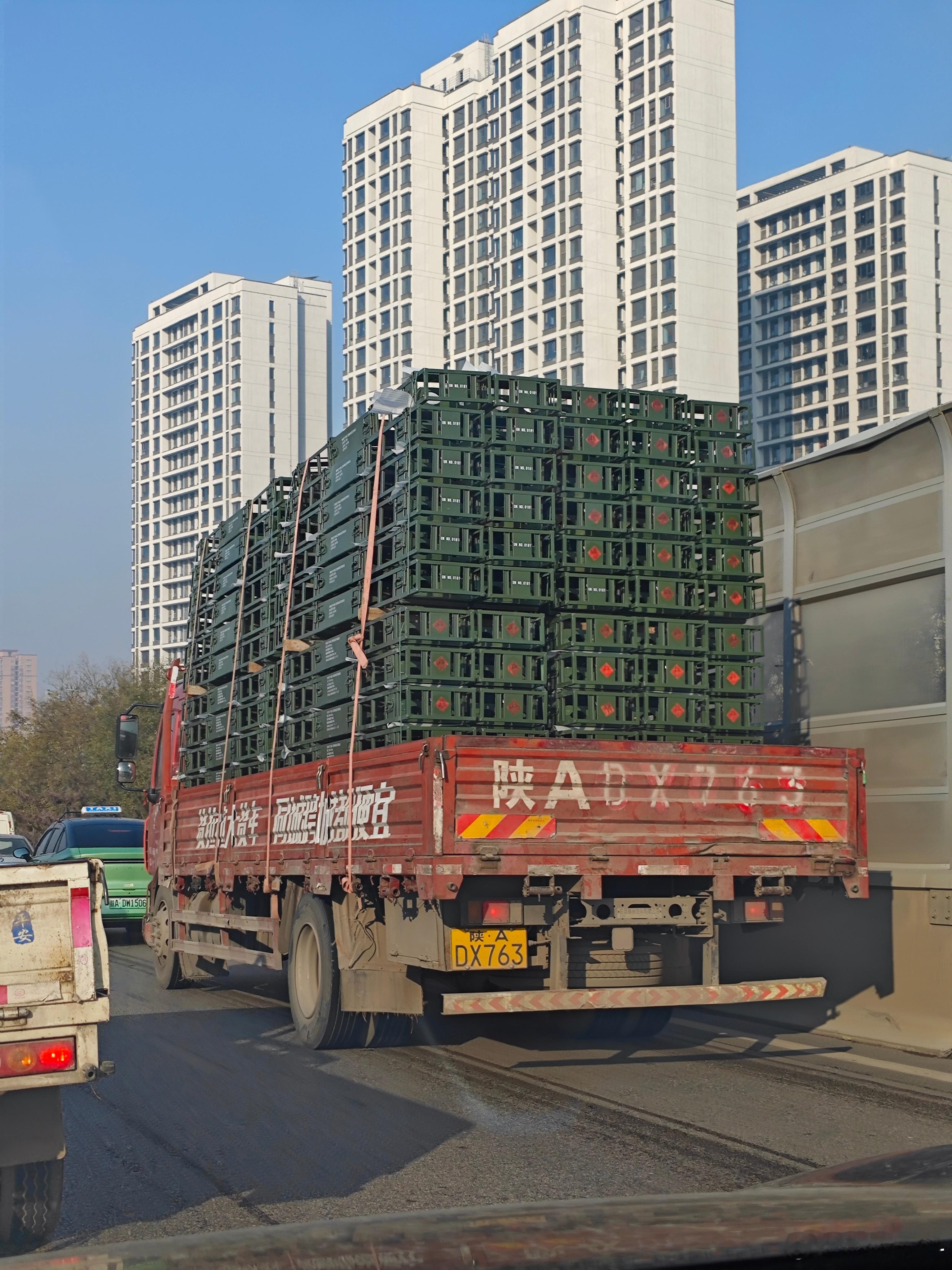 远看这个军绿色就知道不简单，近看果然，122MM火箭炮的运输箱，一箱两枚，射程2