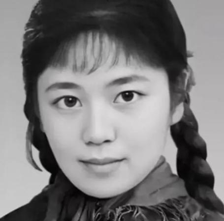 1977年，32岁女知青刘琦返城无望，嫁给一位农民。新婚之夜，她对丈夫说：“你对