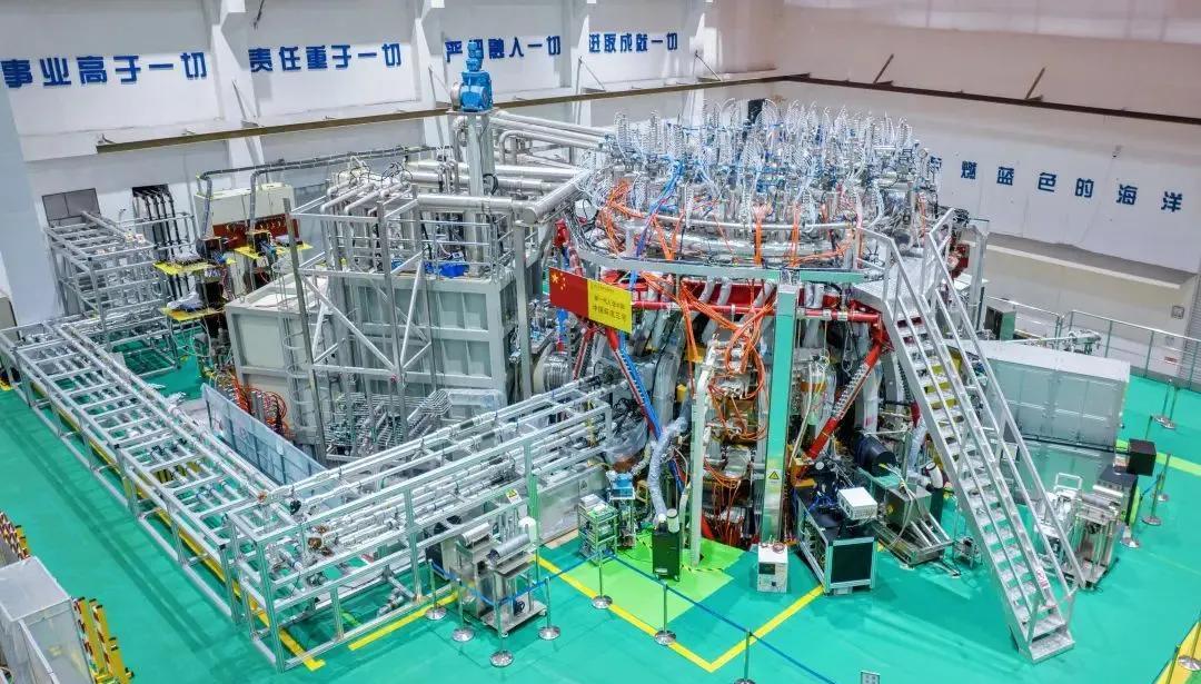 中国实验室最近造了个"人造太阳"，温度比太阳核心还高，连外国团队都在买咱们的技术