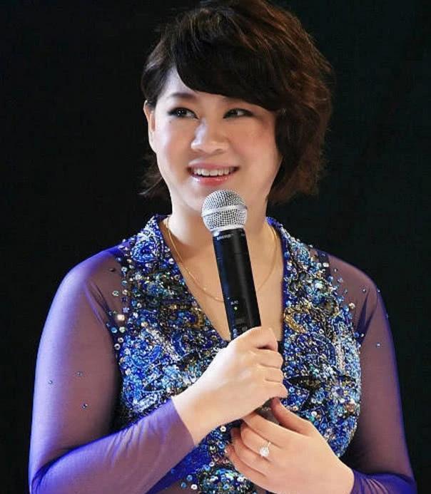 演员，沈春阳，在热辣滚烫里，扮演一个烤串服务员，很热心地告诉新来的杜乐盈，男人第