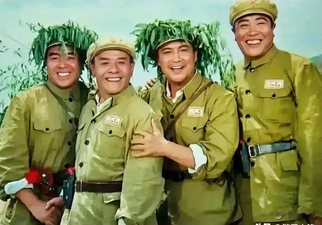 我敢打赌，这4个男演员没几人能认出来了，这张老照片至少有50年了。我一个80后只