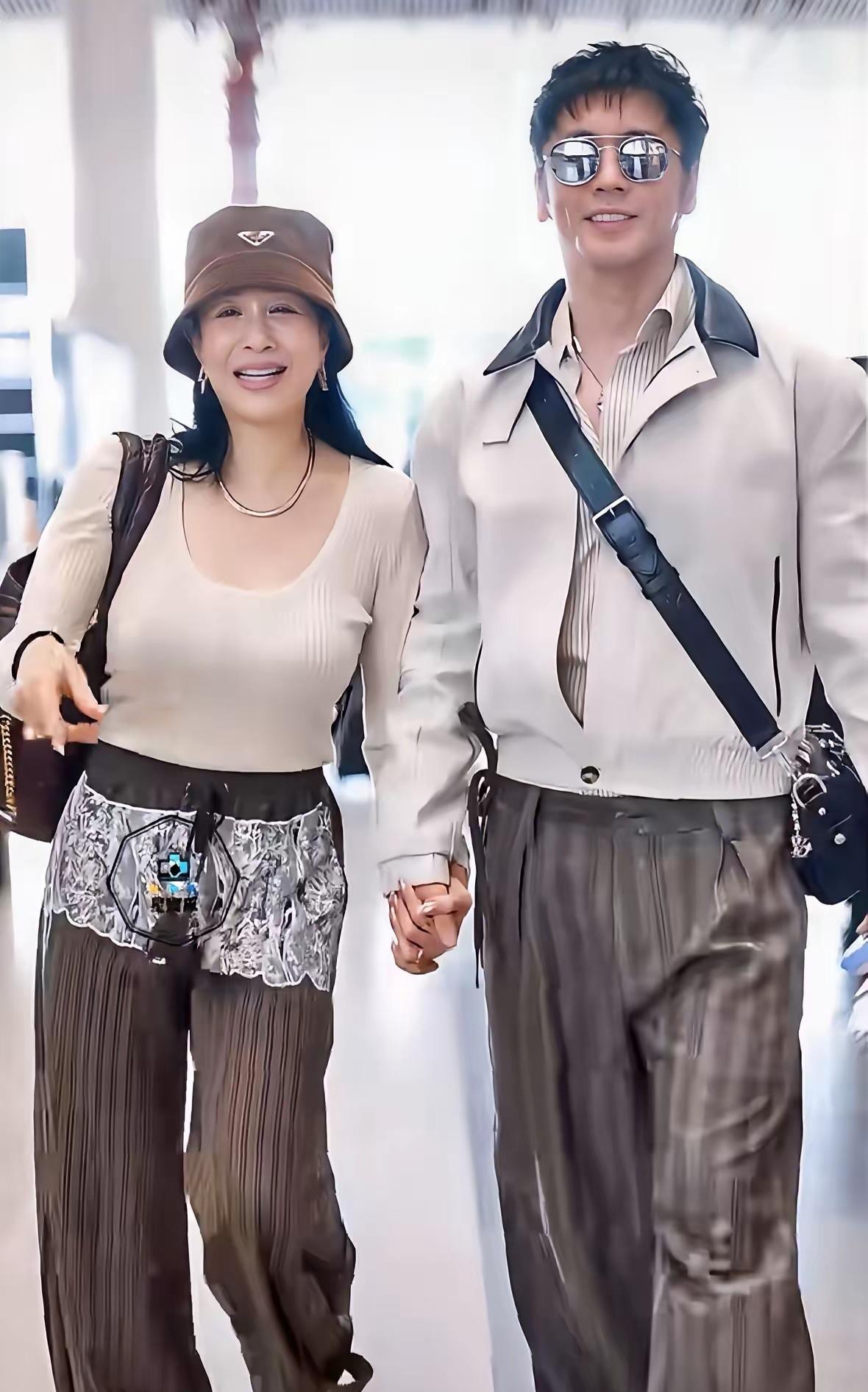 钟丽缇张伦硕两口子走机场，张伦硕还是那么帅！而且张伦硕很减龄根本不像44岁的，而