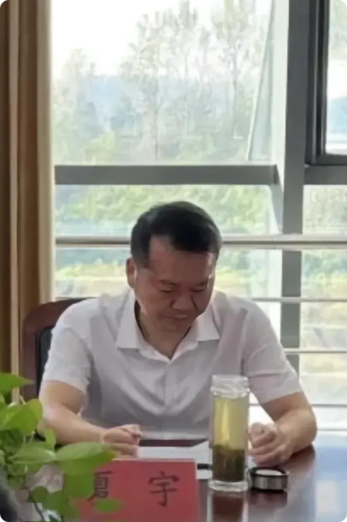 太令人不可思议了，中新社5月13日报道，信阳市、罗山县10名干部在学习教育期间违