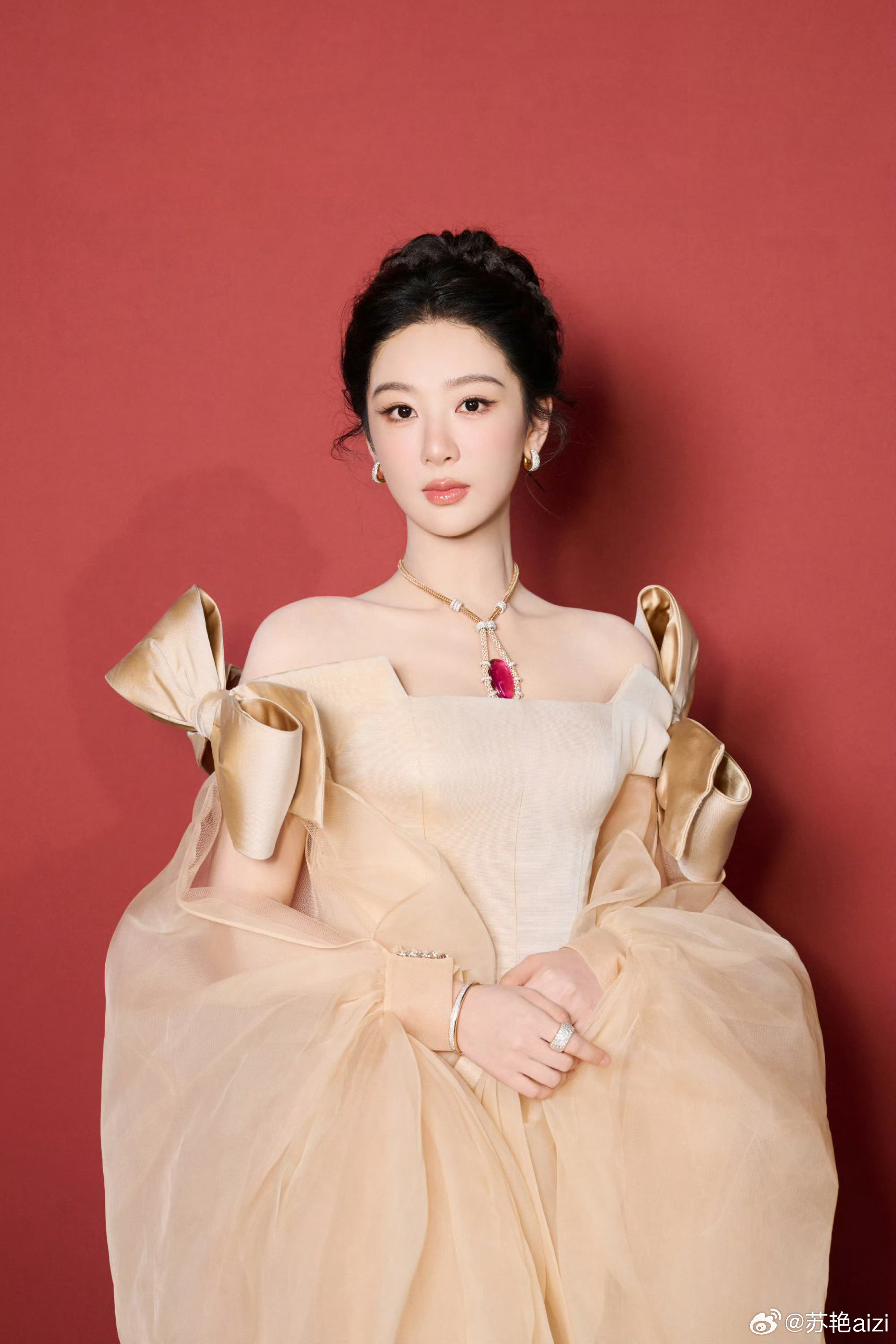 杨紫被质疑未使用原名杨紫拿下白玉兰视后，恰逢演员署名新规出台，有网友以她曾用名杨