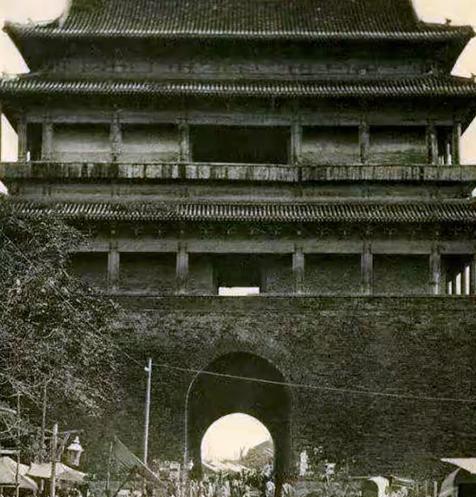 1951年，三轮车夫载完乘客后回家休息，却碰上了公安搜找特务，他一愣，随即想到了
