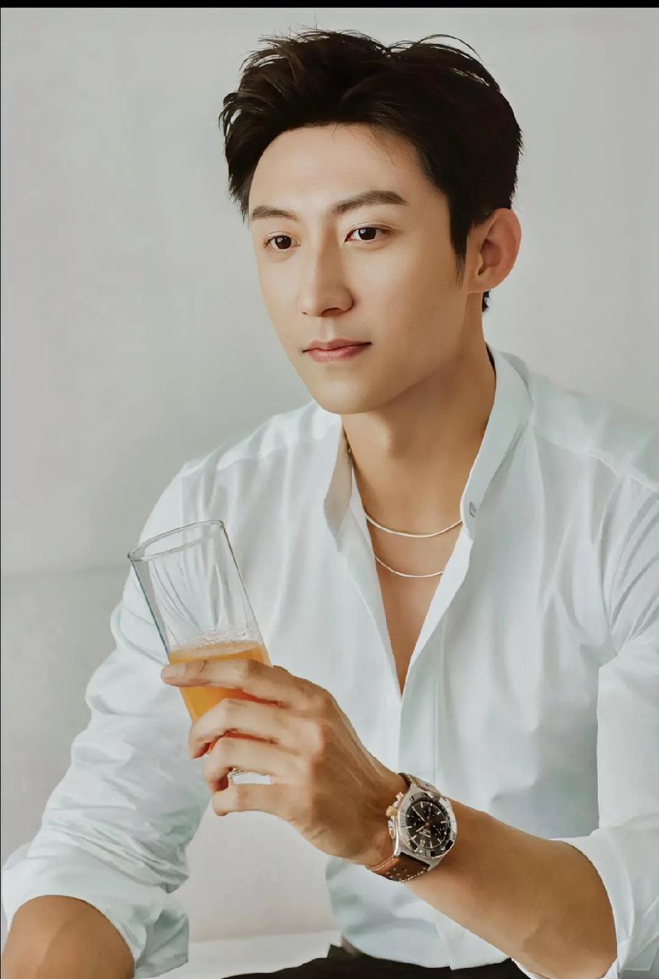 黄景瑜的家庭背景，他爷爷，是辽宁丹东人，参加过解放战争和抗美援朝，父亲、堂哥也