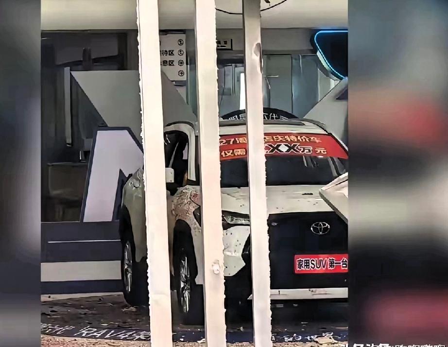 悲剧！悲哀啊！因为2万元定金，失去了生命！成都一家4S店爆炸，嫌疑人当场死亡