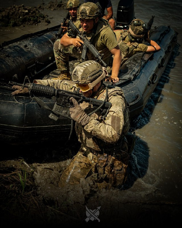 烽火问鼎计划每天认识一件兵器乌克兰海军步兵使用的柯尔特933型突击步枪（11.