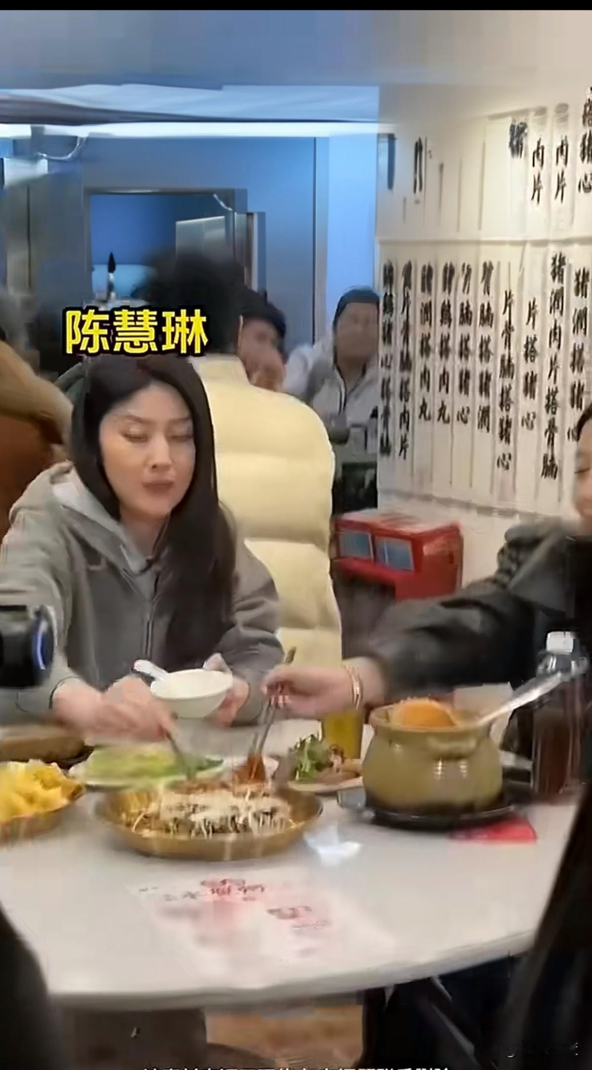 我们内地的明星快要上天成仙了，前呼后拥，保安成群，早不接地气了。而香港的演