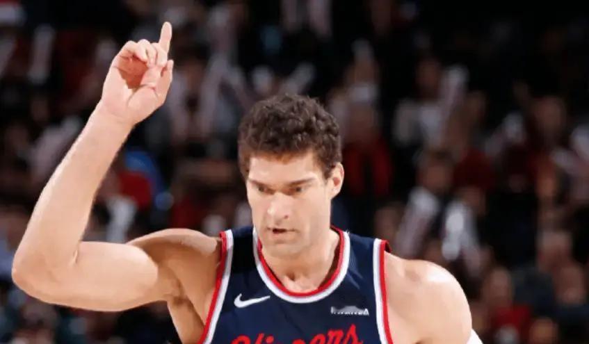 别信什么哈登拯救快船。真正让快船起死回生的，是那个你记不住名字的中锋。开季