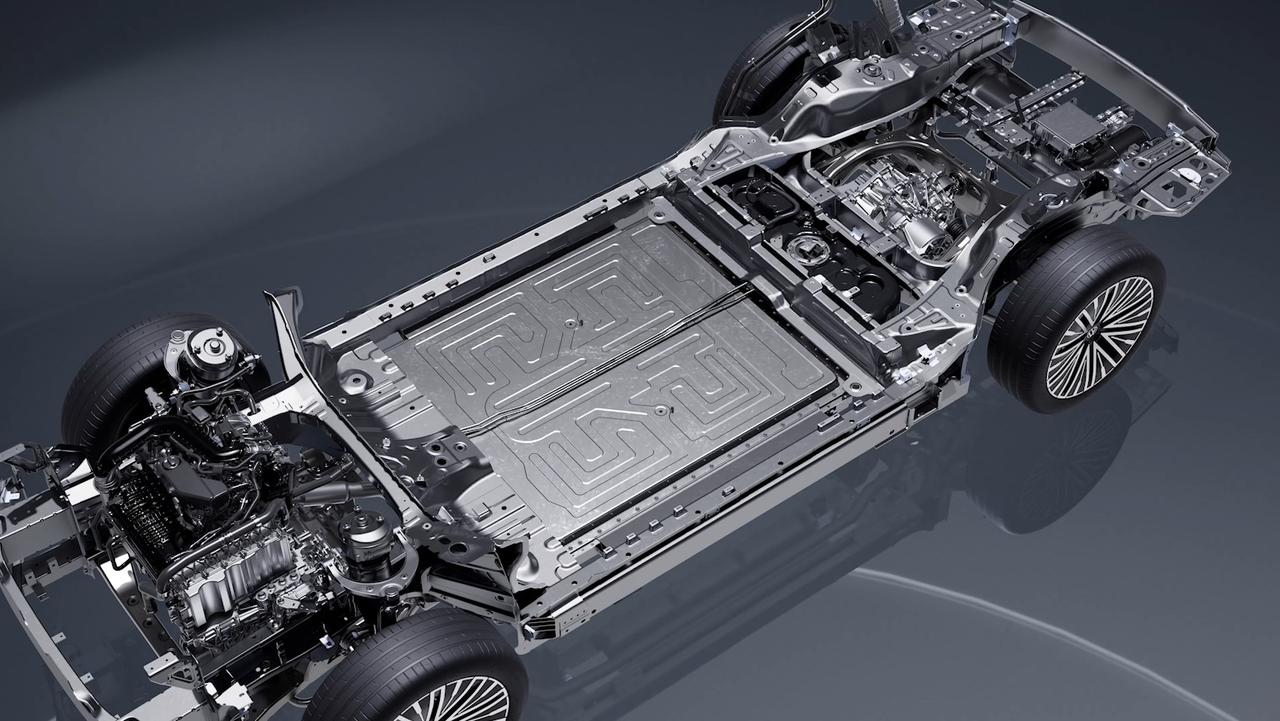 从技术形式的复杂程度来说，增程式混动燃油发动机只管发电，而插电混动燃油发动机不但