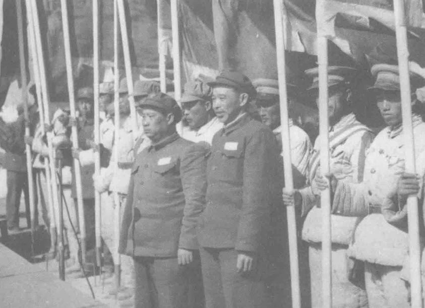 1949年，贺炳炎和廖汉生检阅第一军部队。前排左边是贺炳炎，当时第一军军长，后来