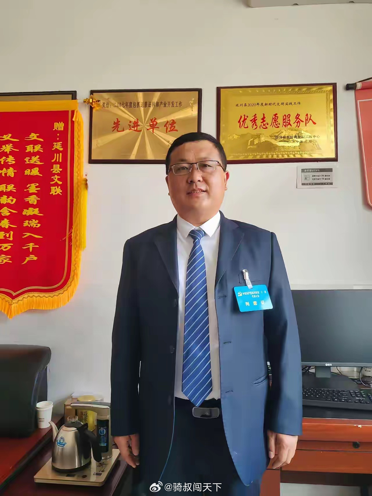 裴教授的个人简介重新上传了，修改了三处地方。第一，那张被网友认为不够庄重的偏艺术写真风格的形象照换了