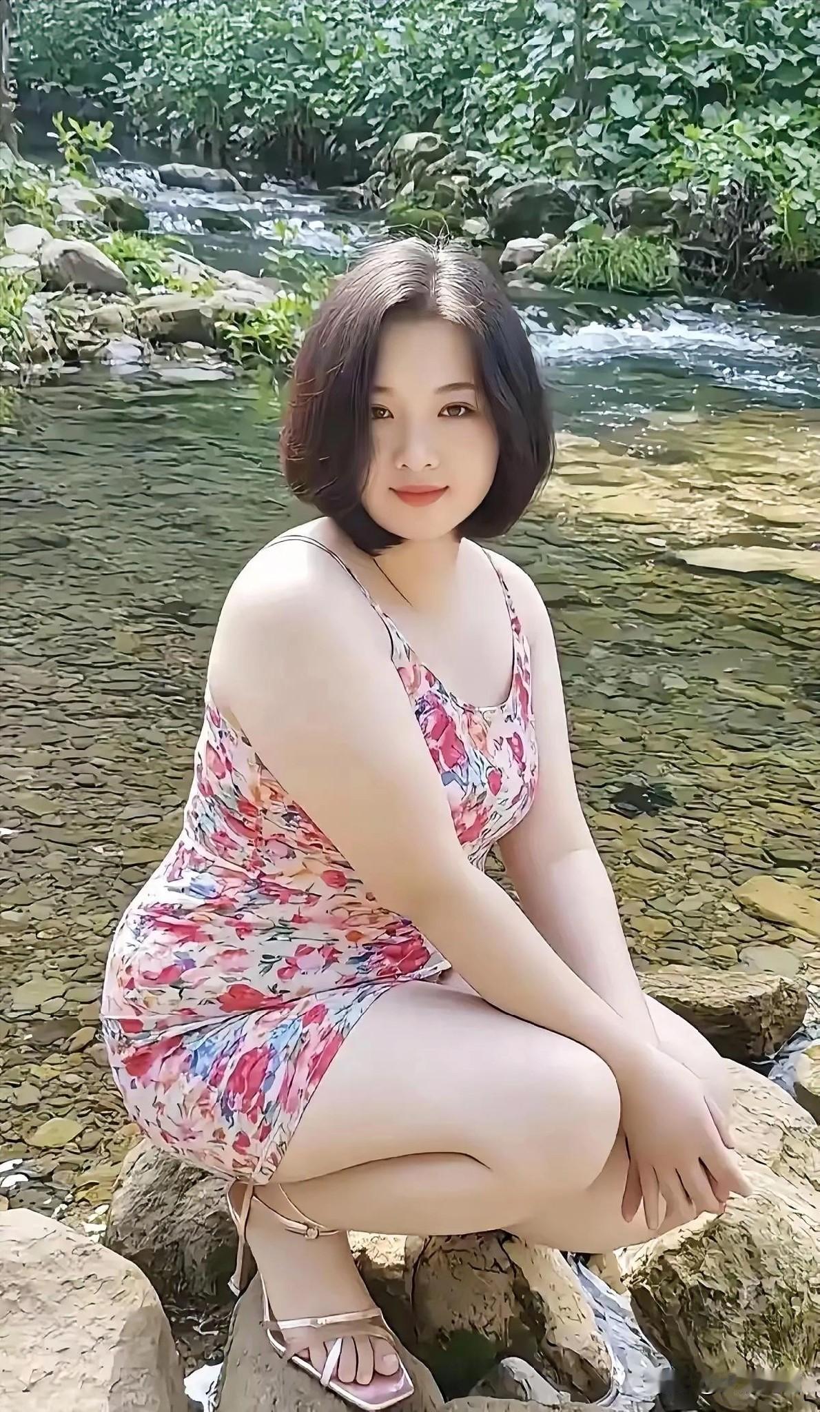 “溪边花影动，人坐水声幽”，这画面堪称绝妙。正如诗词所描绘，春日黄昏，小亭旁烟柳